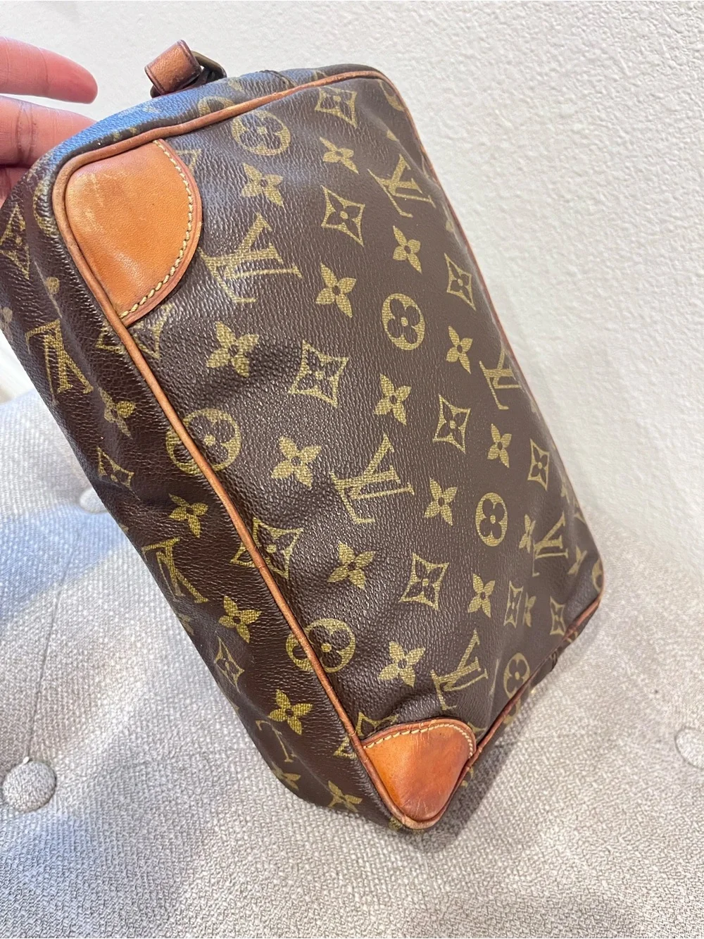 LOUIS VUITTON MONOGRAM UNISEX CROSSBODY BAG.